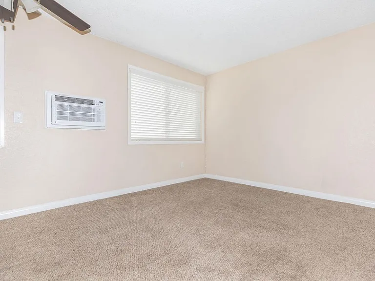 Dorado Plaza Apartments — Photo 44