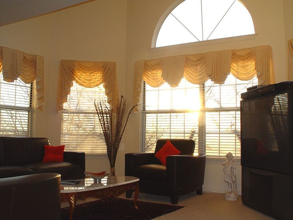 High-ceilinged Living Room