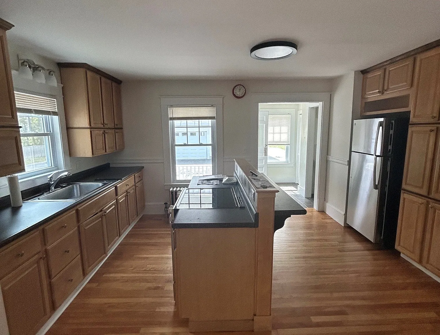 3 bed, 1.5 bath, 1600 sqft, $2,885 — Photo 3