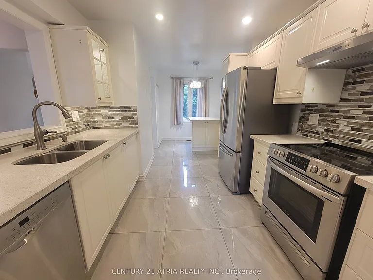 28 Holsworthy Cres — Photo 11