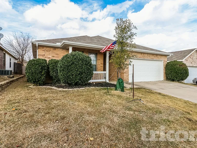 716 Kentucky Derby Ln — Photo 1