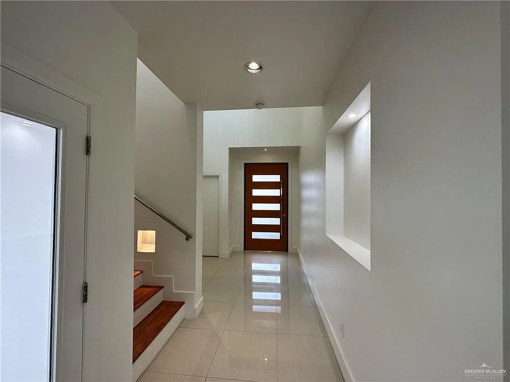 3 bed, 2.5 bath, 1830 sqft, $2,600 — Photo 3