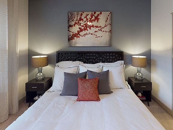 Spacious bedrooms with 10' ceilings and ceiling fans