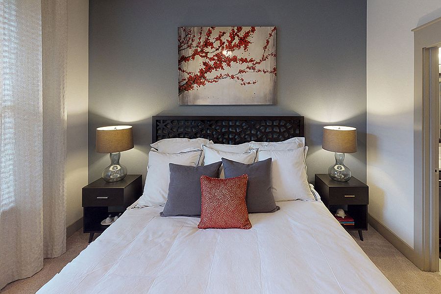 Spacious bedrooms with 10' ceilings and ceiling fans