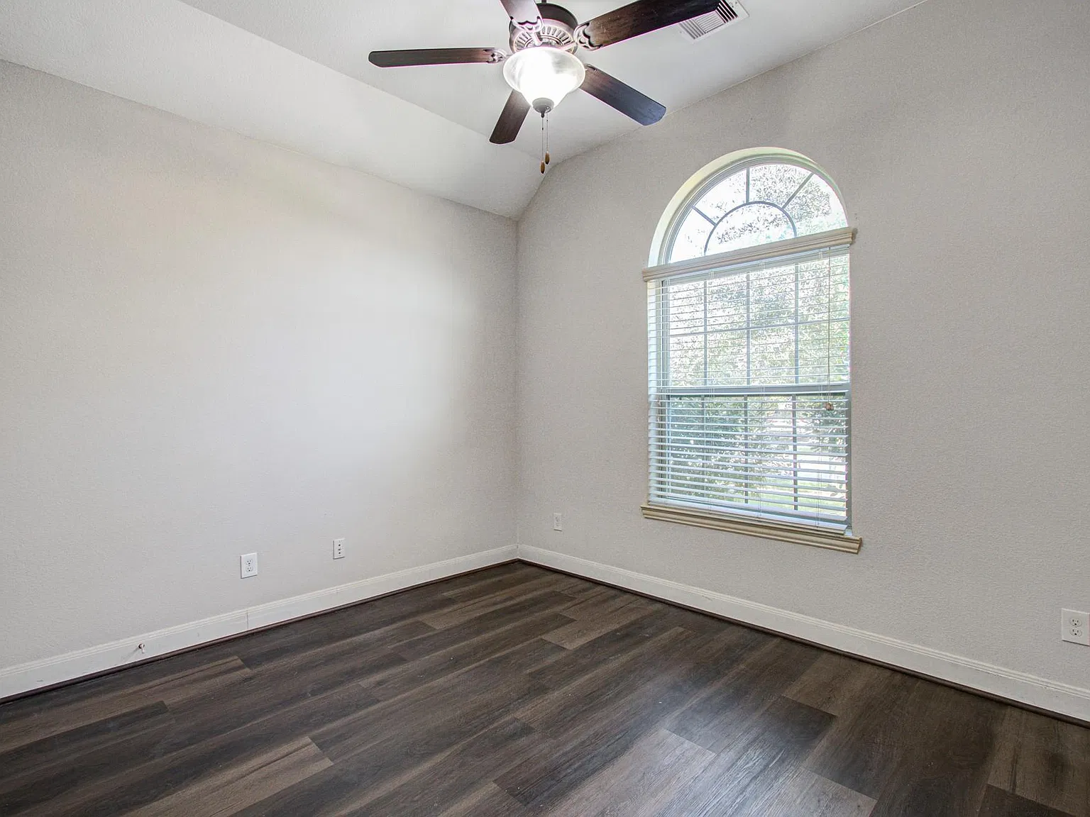 4 bed, 3.0 bath, 2231 sqft, $2,350 — Photo 3