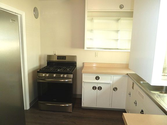 Kitchen, near new gas oven & range