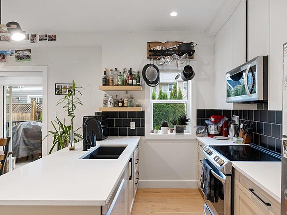 3rd image of 937 Colville Rd #6