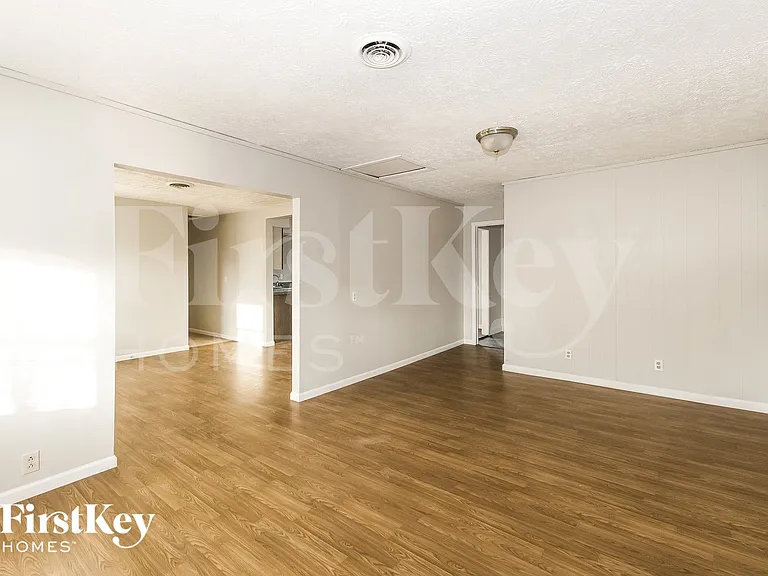 1032 E 3rd St — Photo 5