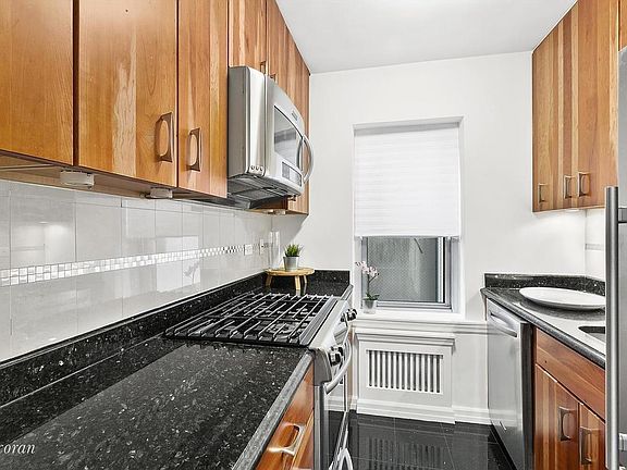 5th image of 118 E 60th St APT 15E