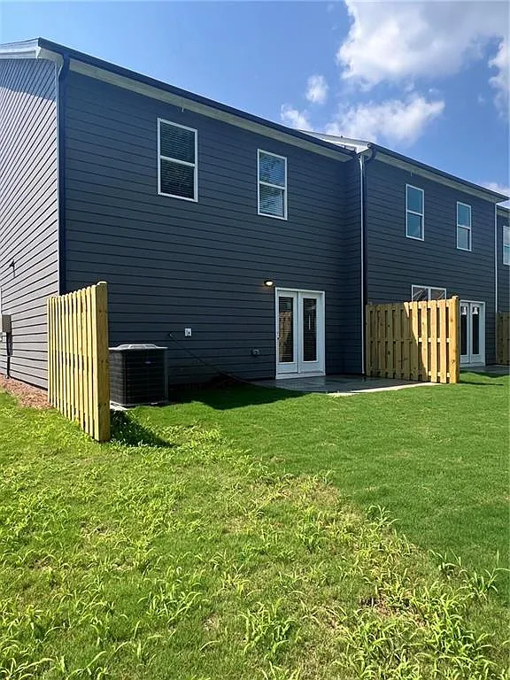 3 bed, 2.5 bath, 1877 sqft, $2,095 — Photo 2