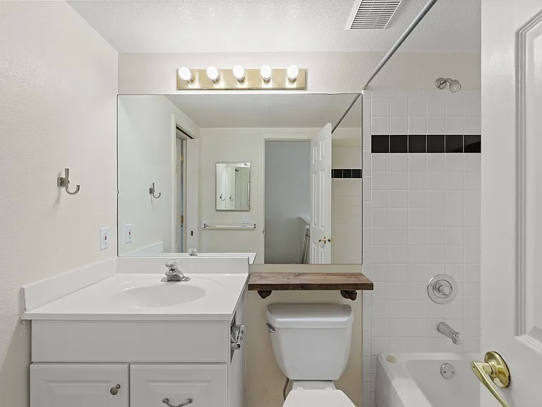 6082 Colony Cir — Photo 16
