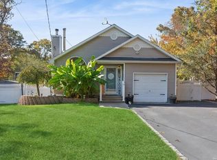 12 Woodlot Rd, Ridge, NY 11961