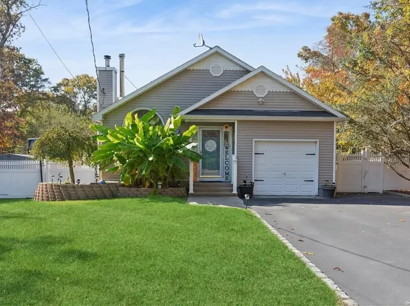 12 Woodlot Road, Ridge, NY 11961