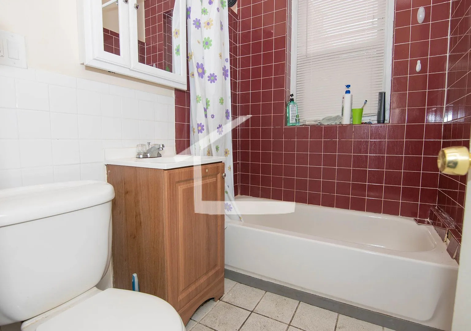Mission Hill Area. No Brokers Fee, Hot Water Included, Eat-in Kitchen, Parking for Rent — Photo 3
