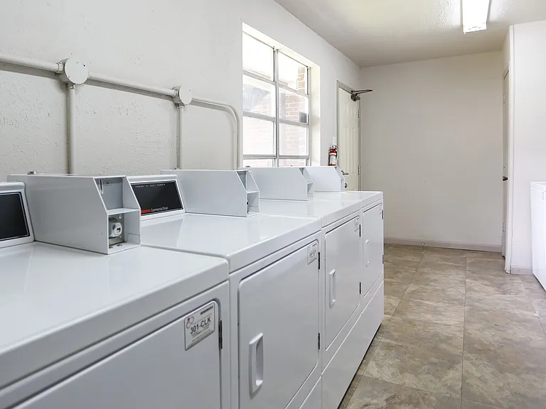 Chateau Lafayette Apartments — Photo 14