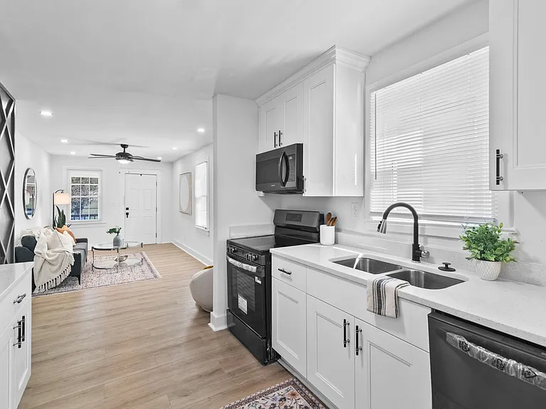 2207 Marshall Ave — Photo 11