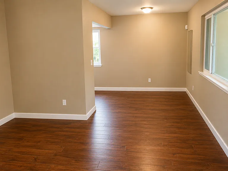 3652 Plymouth Dr — Photo 2