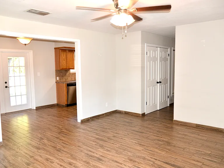 209 Dogwood Ln — Photo 2