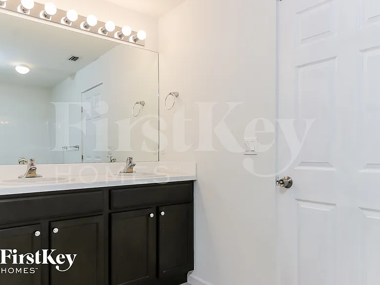 1682 SW Crawford Ave — Photo 8