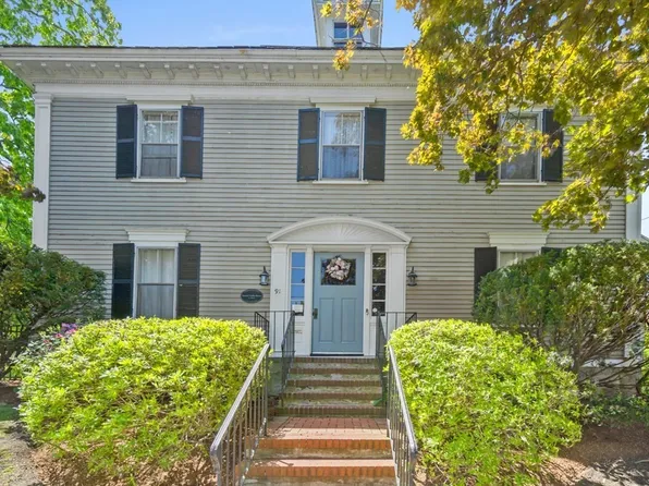 91 Mansur St, Lowell, MA 01852