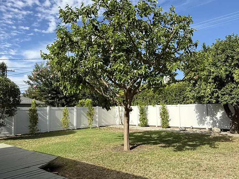 4434 Tyrone Ave — Photo 11