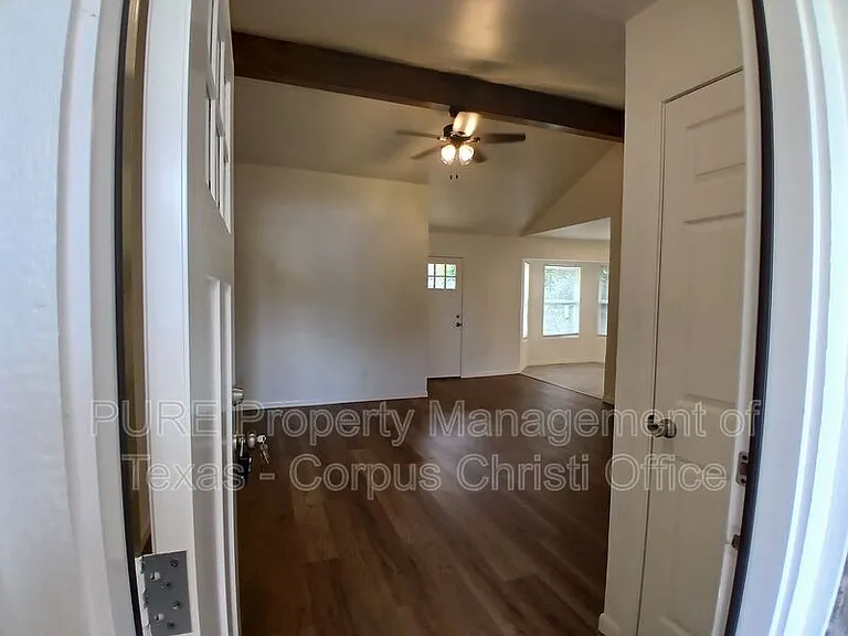 2725 Allencrest Dr — Photo 4