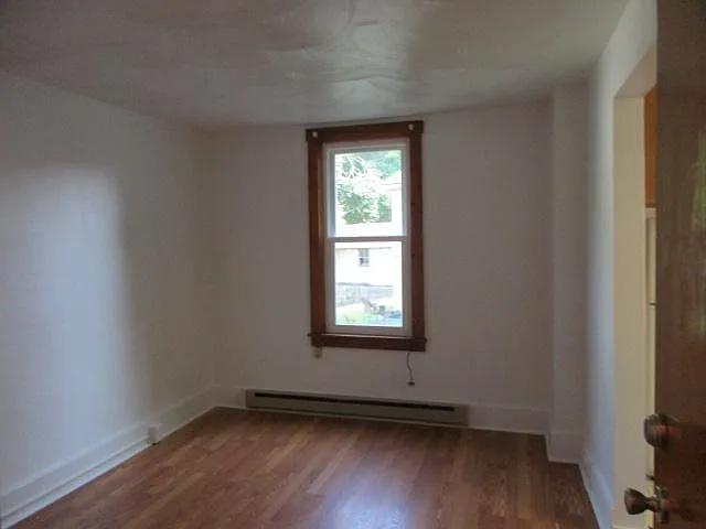 Entrance to apartment into livingroom
