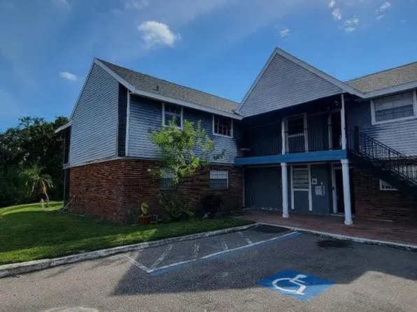 200 Country Club Dr APT 1302, Largo, FL 33771