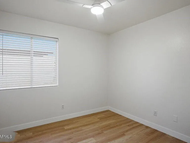 2901 W Irma Ln — Photo 9