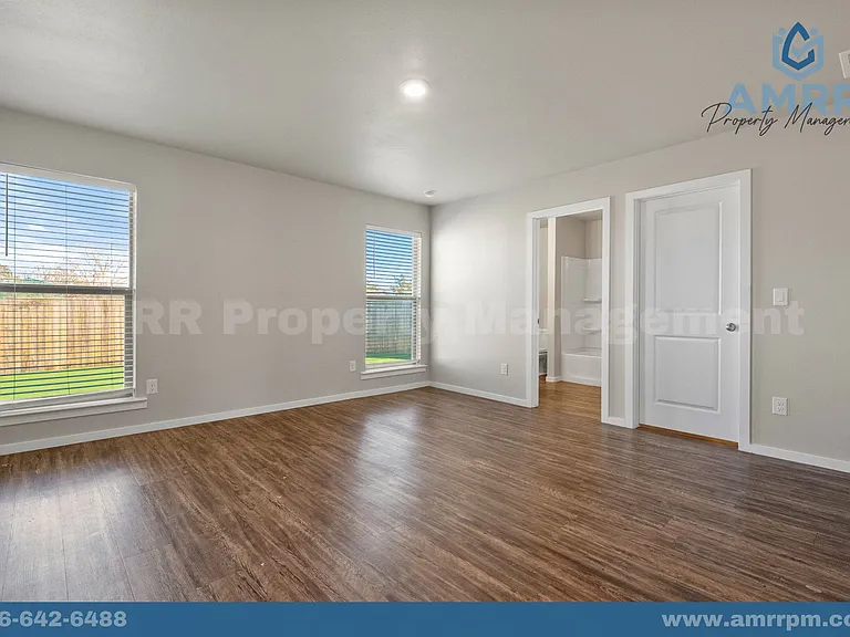 2037 Kenwood Ave — Photo 18