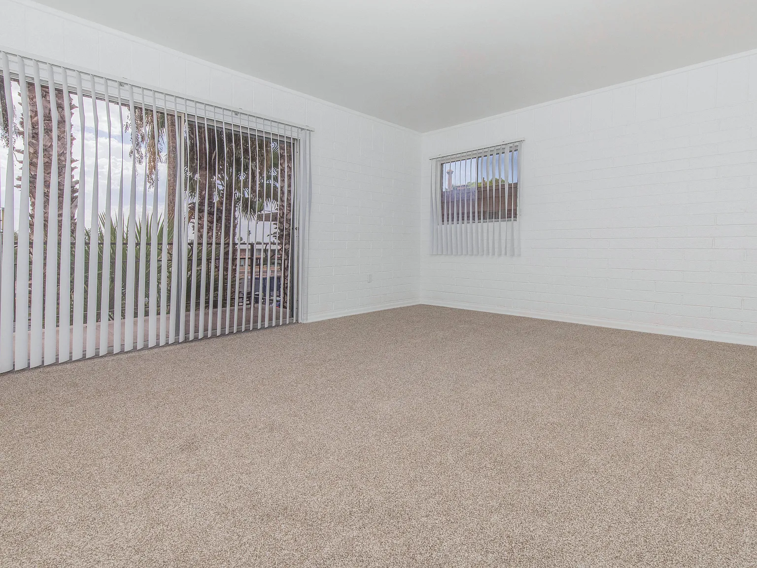 Country Club Apartments — Photo 4