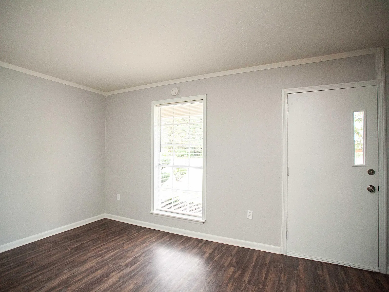 3 bed, 1.0 bath, 984 sqft, $1,095 — Photo 3