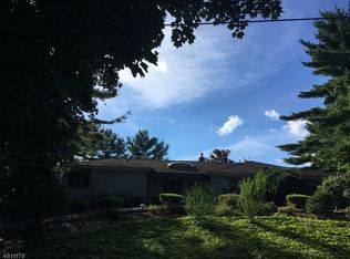 10 Vista Ter, Livingston, NJ 07039