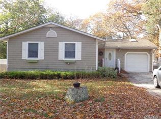 4 Denise Ct, Selden, NY 11784