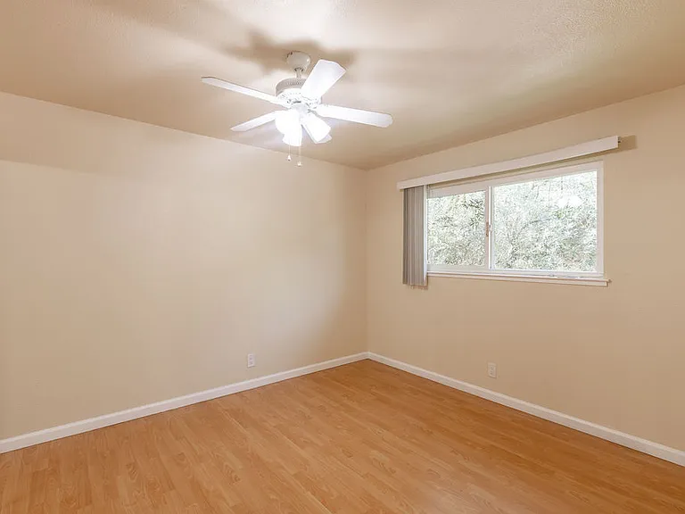Sandalwood Apartments — Photo 22