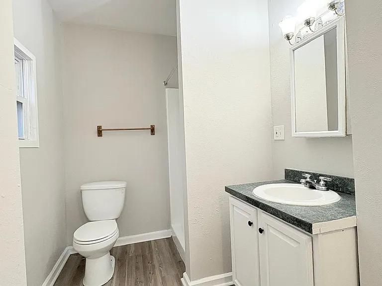 557 Austin St — Photo 24