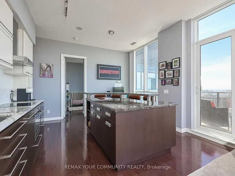 770 Bay St #Penthouse 101 — Photo 14