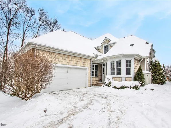 4 River Pointe Dr, Rocky River, OH 44116