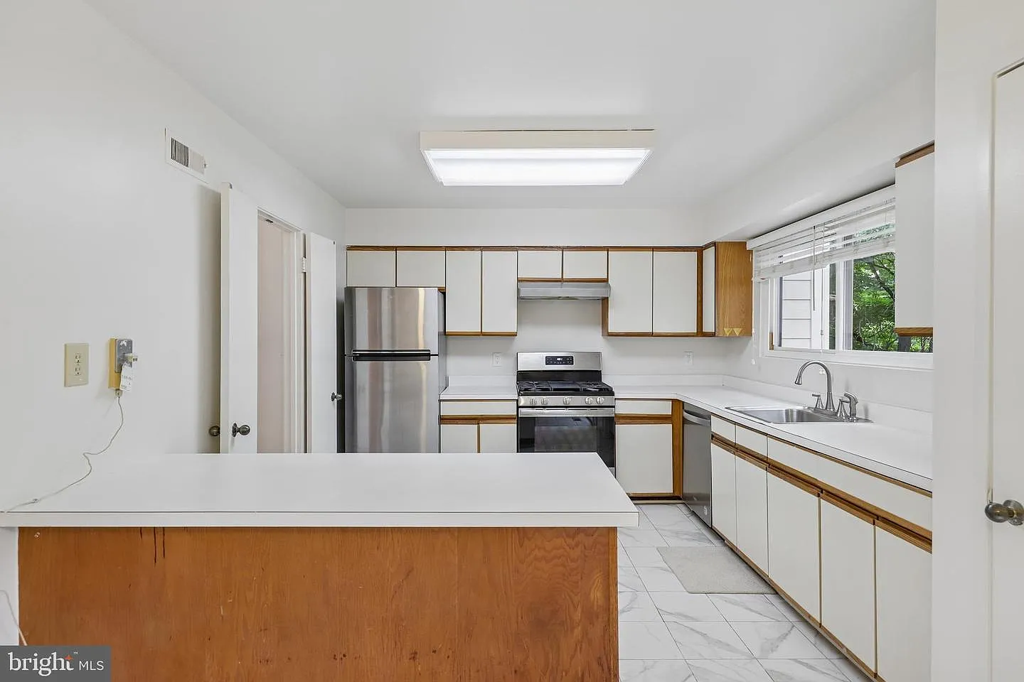 3 bed, 2060 sqft, $3,650 — Photo 4