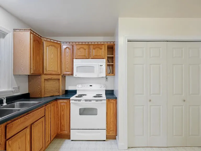 25 N Maple Ave — Photo 9