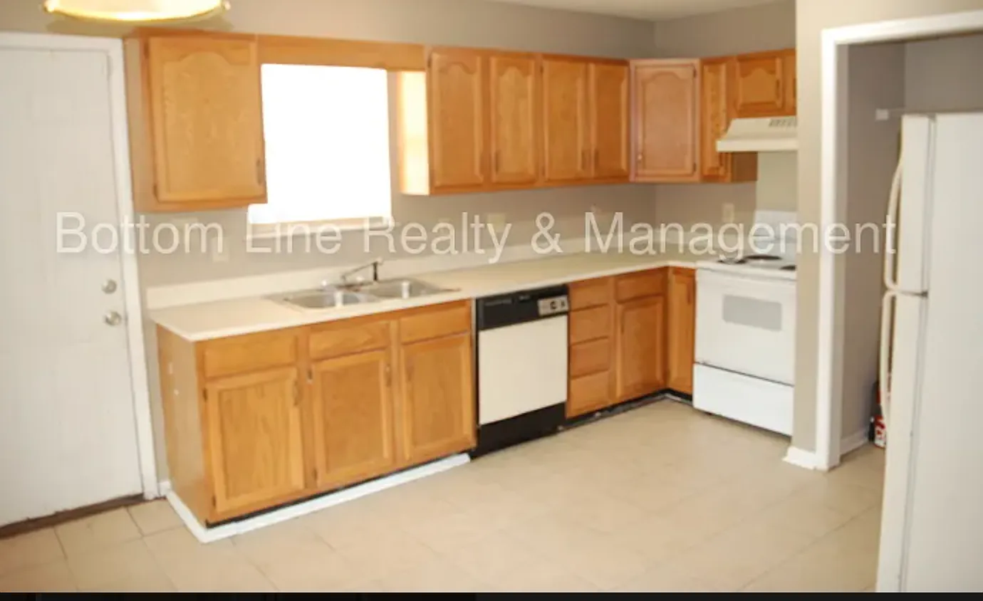 3 bed, 1125 sqft, $1,700 — Photo 3