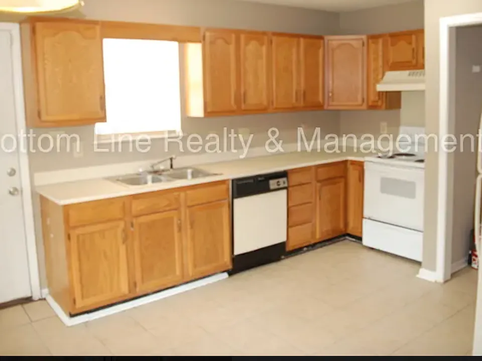1000 1st St