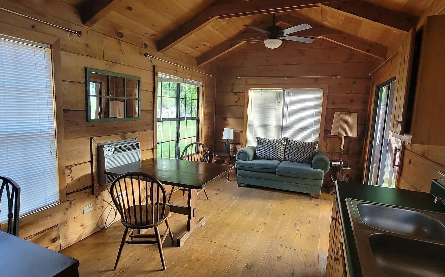 1 bed, 408 sqft, $1,055 — Photo 4
