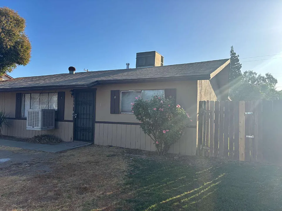 768 N Camelia Ave
