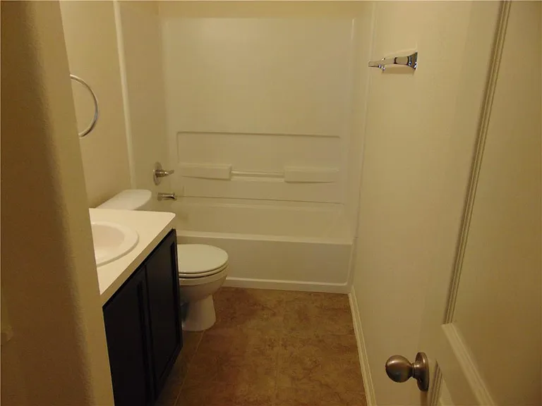 124 Hollis Ln — Photo 12
