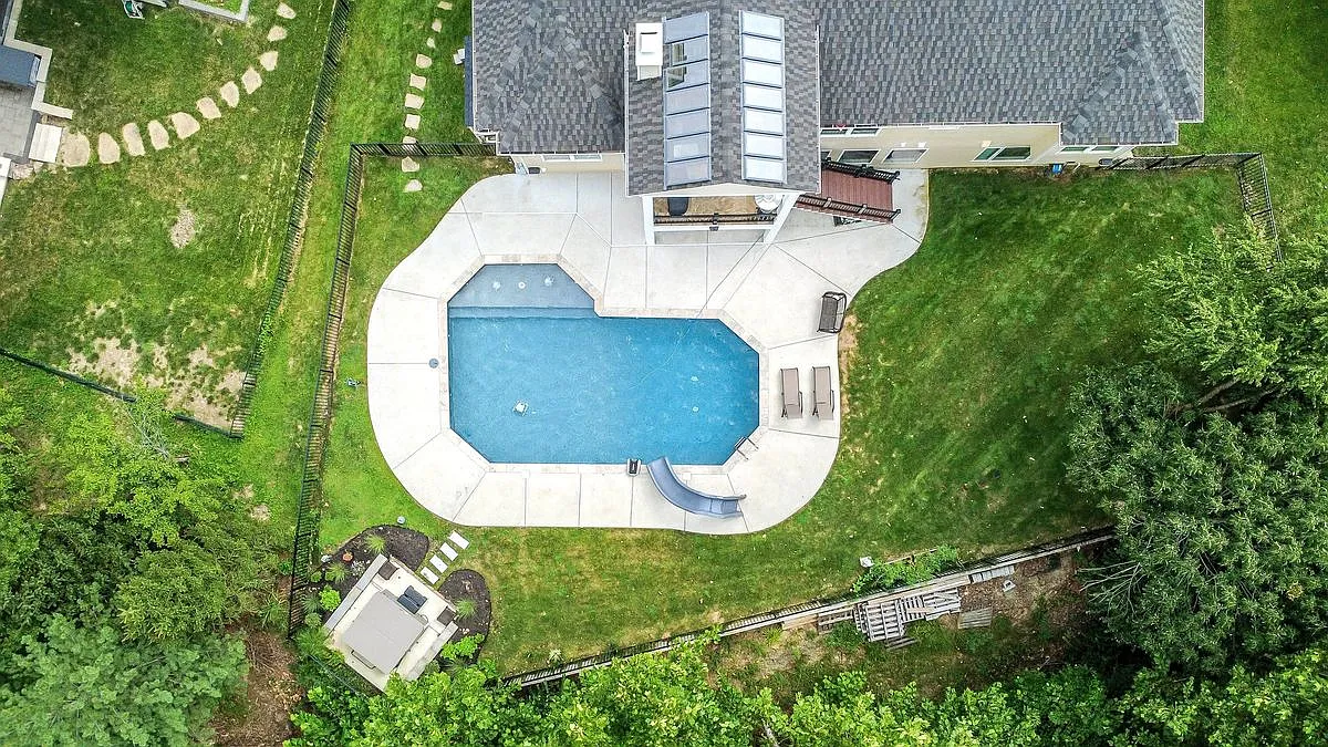6 bed, 4.5 bath, 5076 sqft, $5,500 — Photo 3