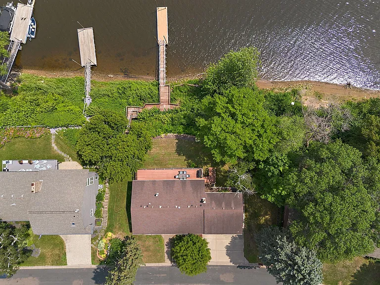 118 Lakeside Dr — Photo 32