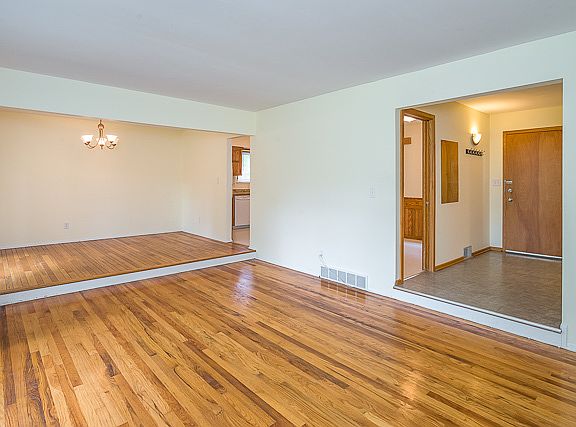 3rd image of 2087 Yorktown Dr