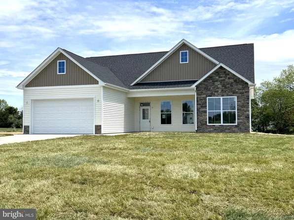 40 Glenaire Rd, Bunker Hill, WV 25413