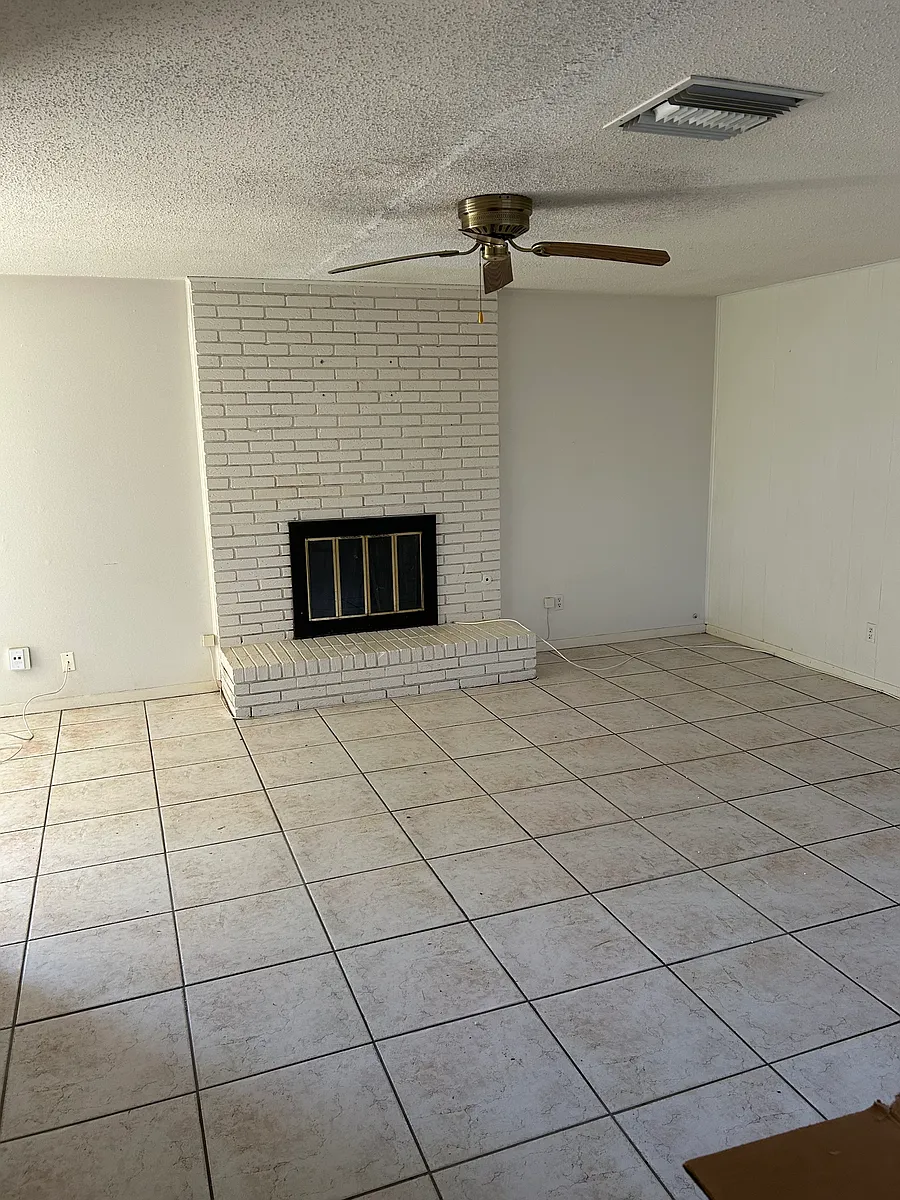 Building Photo - 6513 Escondido Dr #A
